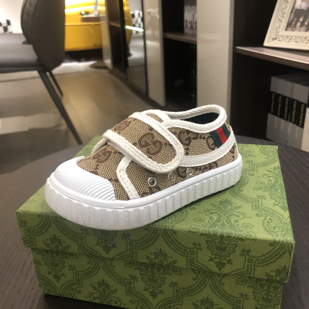Children's shoes child